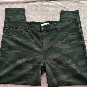 Knox Rose Camouflage Ankle Pants - Camo Green and Black